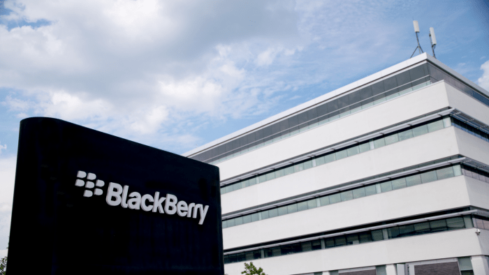 Analyst blackberry to focus on software business to remain profitable